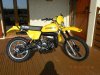 1024px-SUZUKI_PE_250_N_le_canari.jpg